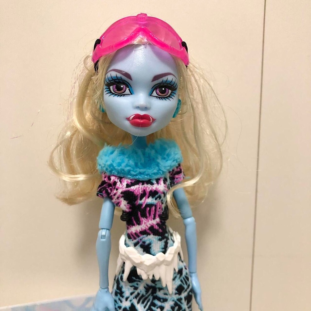 Monster High Doll: Art Class - Abbey Bominable - Picture 3 of 3